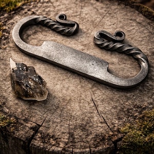 Encendedor de fuego trenzado forjado a mano con pedernal – Encendedor de acero al carbono para bushcraft – Herramienta de camping y supervivencia