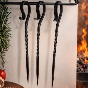 Rustikaler, handgeschmiedeter Grillspieß aus Eisen, Schmiedeeisen