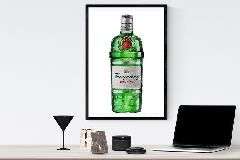 Puede incluir: Una pintura de acuarela enmarcada de una botella verde de ginebra Tanqueray. La botella tiene una etiqueta plateada con el nombre de la marca y "IMPORTED" en texto rojo.