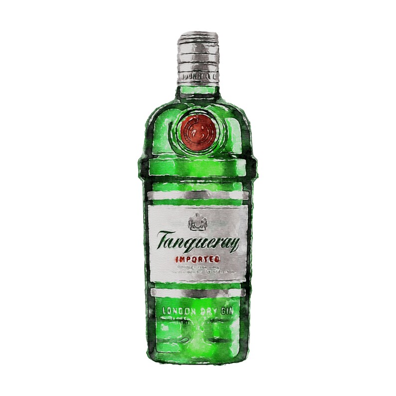 Puede incluir: Una botella de vidrio verde de ginebra Tanqueray London Dry Gin con una tapa plateada y una etiqueta roja. La botella est&aacute; sobre un fondo blanco.