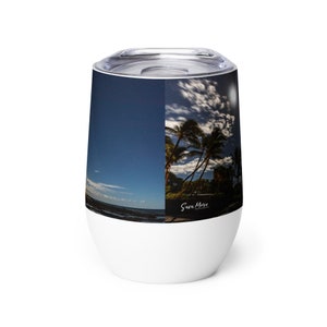 Può includere: Un bicchiere in acciaio inossidabile bianco con una copertura a colori che presenta un cielo notturno con stelle e una luna sopra le palme su una spiaggia. Il testo "Sara Marie Photography" è stampato sul fondo del bicchiere.