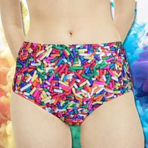 Puede incluir: Bóxer de cintura alta con un estampado de chispas de colores.