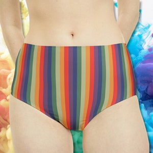 Puede incluir: Bóxer de baño de cintura alta con un estampado de rayas arcoíris. El bañador está hecho de una tela suave y elástica.