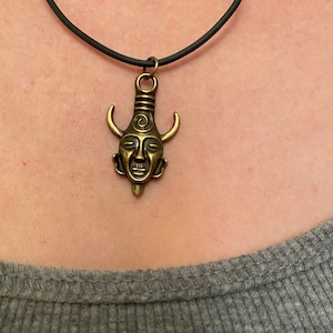 Collar de Deans de Supernatural, el amuleto de Dios, Samulet, Sam le dio a Dean, réplica de joyería de utilería, colgante de Winchester, cordón de cuero
