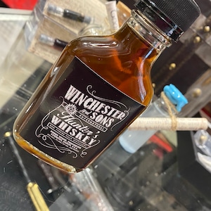 Accessoire de chasse Winchester, café pas réel Rejoignez la chasse surnaturelle aux fantômes Bouteille de chasse aux démons en verre Kit de chasse Sam Dean Impala