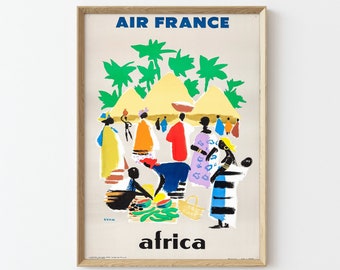 Può includere: Un poster vintage di viaggio per Air France con un'illustrazione colorata di persone in un mercato in Africa. Il poster ha un titolo in blu e bianco "Air France" e la parola "africa" in un grande carattere grassetto.