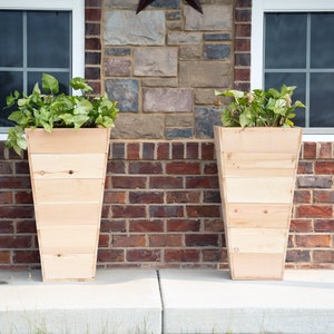22 "oder 32"" konischer Zedern-Blumentopf - Naturholz-Blumenstand für Veranda oder Eingangsbereich |." Moderne Erhöhte Blumenkasten, optional mit wasserdichter Versiegelung