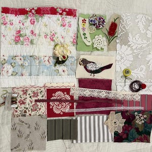 Slow Stitch Kit rood/roze: stof, kant, draden, snippers, knopen en meer