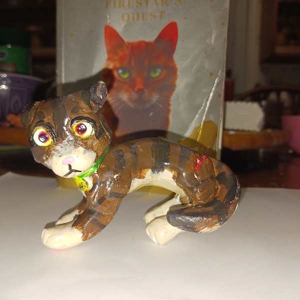 Chats guerriers : clapier/figurine en argile avec petits mouchoirs