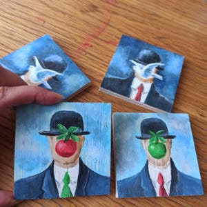Conjunto de 4 mini fotos a-la Rene Magritte, homem com chapéu, maçã verde, nascer do sol dourado, flores azuis, barbas de casal, decoração de arte vintage em madeira