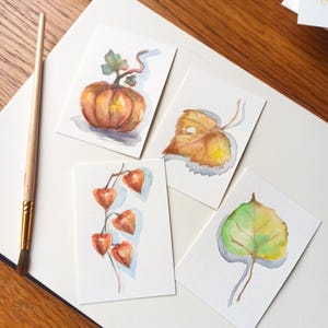 Jeu de cartes ACEO aquarelle minuscules arts miniatures, automne, pomme de pin, gland, feuille, citrouille halloween, peinture aquarelle métallique