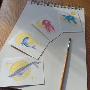 Jeu de cartes ACEO Peinture marine, mer, dauphin, tortue, baleine, méduse, lever de soleil doré, série personnalisée originale de cartes ACEO, étoiles dorées, lune