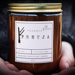 FREYJA Wosk sojowy odlewany ręcznie 8 uncji Świeca z knotem drewnianym, różany, czyste spalanie, wegański