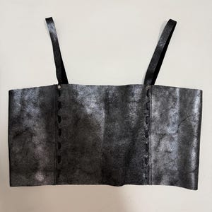 Crop top en cuir métallisé fait main : bustier en cuir argentin