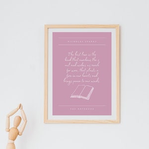 Peut inclure: Une impression d'art rose avec une citation de The Notebook de Nicholas Sparks. La citation dit : "Le meilleur amour est celui qui réveille l'âme et nous fait aspirer à plus, qui allume un feu dans nos cœurs et apporte la paix à nos esprits."
