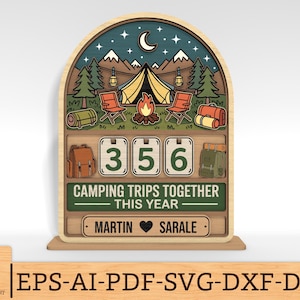 Könnte beinhalten: Holzschild mit Camping-Motiv und Berg- und Zelt-Design. Das Schild zeigt die Zahl "356" und den Text "Camping Trips Together This Year". Die Namen "Martin" und "Sarale" werden ebenfalls angezeigt. Das Schild ist aus Holz und hat eine hellbraune Farbe.
