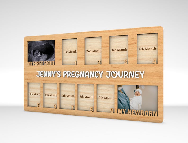 K&ouml;nnte beinhalten: Ein Holzrahmen mit neun Bildpl&auml;tzen, der dazu bestimmt ist, eine Schwangerschaftsreise zu dokumentieren. Der Rahmen tr&auml;gt den Text "My First Sight" und "Jenny's Pregnancy Journey". Der Rahmen tr&auml;gt auch den Text "My Newborn".