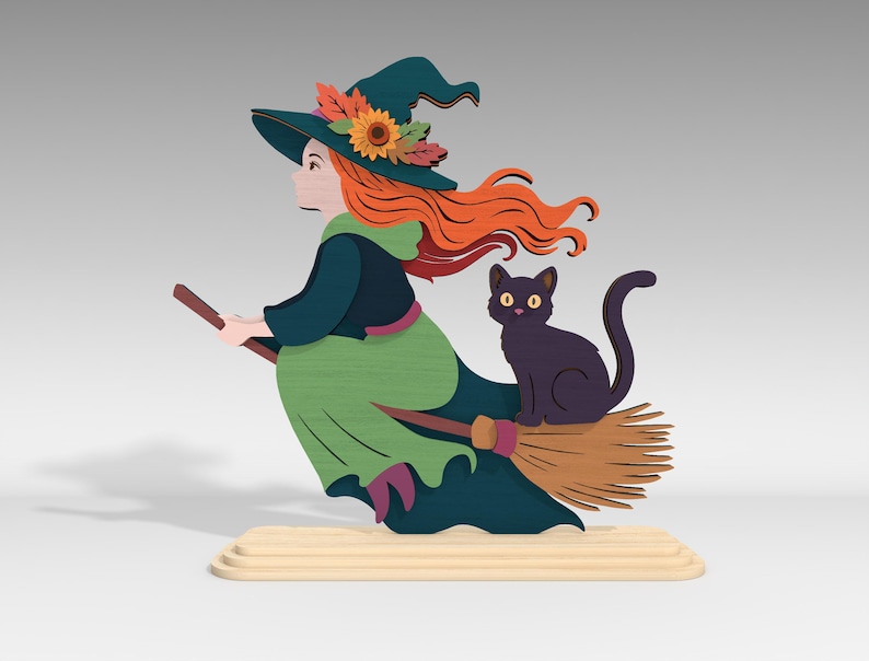 Pu&ograve; includere: Decorazione di Halloween in legno raffigurante una strega su una scopa con un gatto nero. La strega ha i capelli arancioni, un vestito verde e un cappello con fiori. La scopa &egrave; marrone e il gatto &egrave; nero. La decorazione &egrave; su una base chiara.