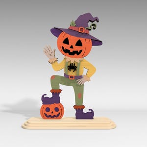 Pu&ograve; includere: Decorazione di Halloween in legno raffigurante un spaventapasseri con la testa di zucca. La figura indossa un cappello viola, una camicia gialla, pantaloni verdi e stivali viola. Una zucca pi&ugrave; piccola &egrave; ai suoi piedi. La decorazione &egrave; su una base di legno.