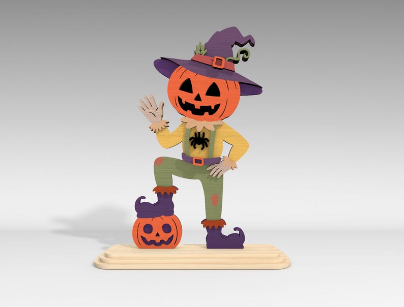 Pu&ograve; includere: Decorazione di Halloween in legno raffigurante un spaventapasseri con la testa di zucca. La figura indossa un cappello viola, una camicia gialla, pantaloni verdi e stivali viola. Una zucca pi&ugrave; piccola &egrave; ai suoi piedi. La decorazione &egrave; su una base di legno.