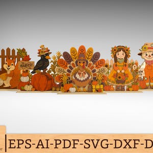Puede incluir: Un conjunto de cinco recortes decorativos de madera con temática de cosecha que incluyen una ardilla, un cuervo, un pavo, una niña y un espantapájaros, rodeados de calabazas, girasoles y vallas, con los textos "HARVEST" y "CROW" visibles.