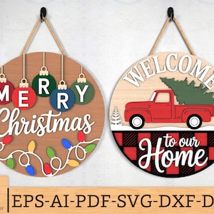 Peut inclure: Deux panneaux de Noël ronds en bois. L'un dit « Merry Christmas » avec des ornements et des lumières. L'autre dit « Welcome to our Home » avec un camion rouge transportant un sapin de Noël, sur un motif à carreaux de buffle.
