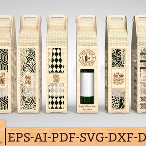 Peut inclure: Six coffrets cadeaux en bois clair pour bouteilles de vin avec des motifs découpés au laser. Chaque boîte possède une poignée sur le dessus et des découpes uniques incluant des motifs géométriques, des grappes de raisin et du texte.