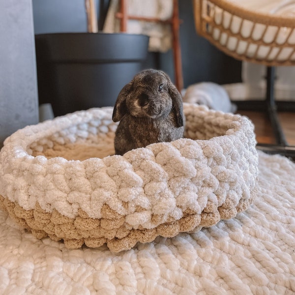 Handgestricktes Haustier-Bett | Boho Haustier Dekor | Ästhetische Haustierbetten | Waschbares + strapazierfähiges Haustierbett für Katzen, Hunde, Kaninchen, Meerschweinchen, + Frettchen!