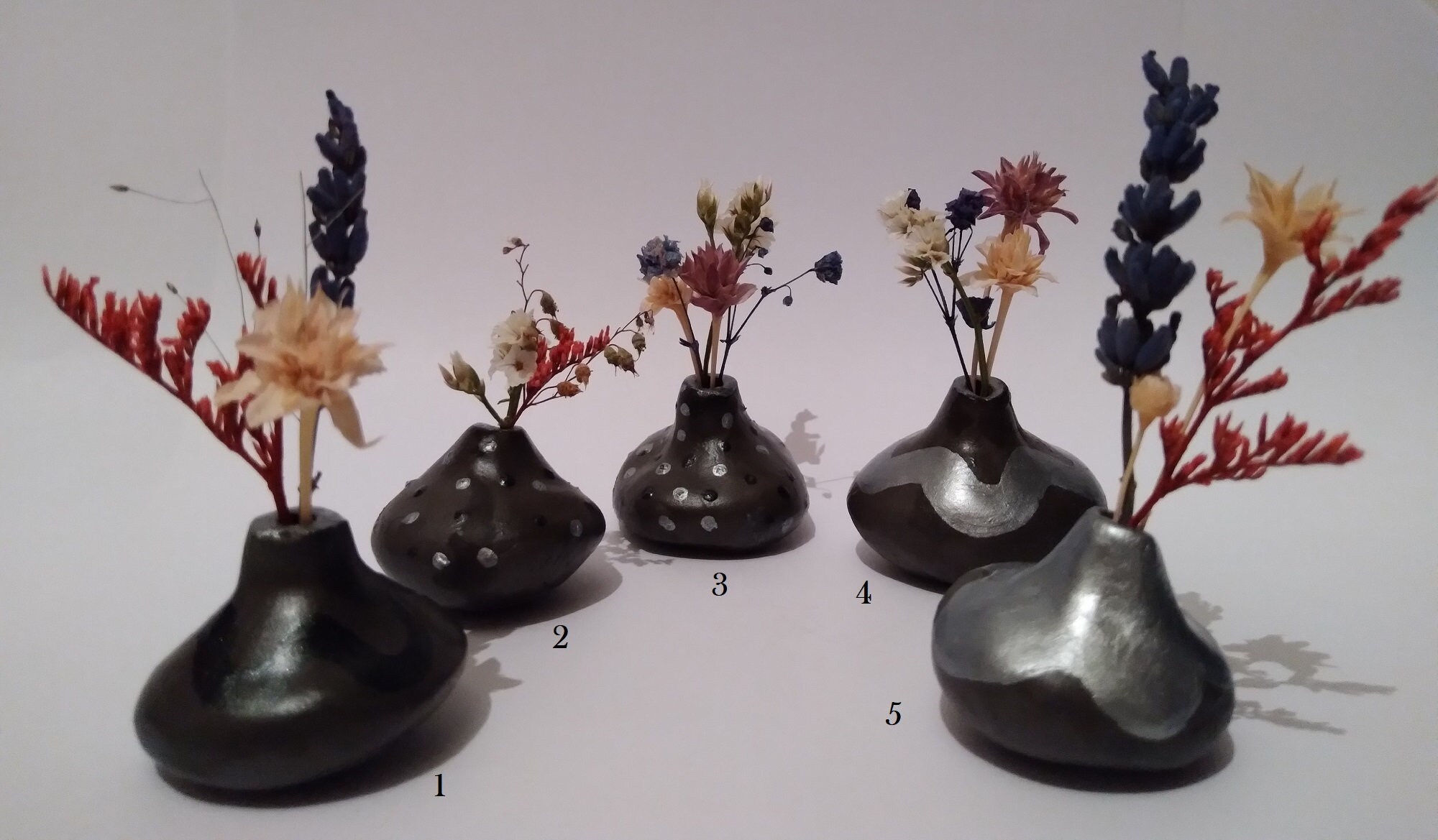 Mini Vase en Argile Crue avec Son Bouquet de Fleurs Séchées - Collection 4. Argent, Noir et Gris