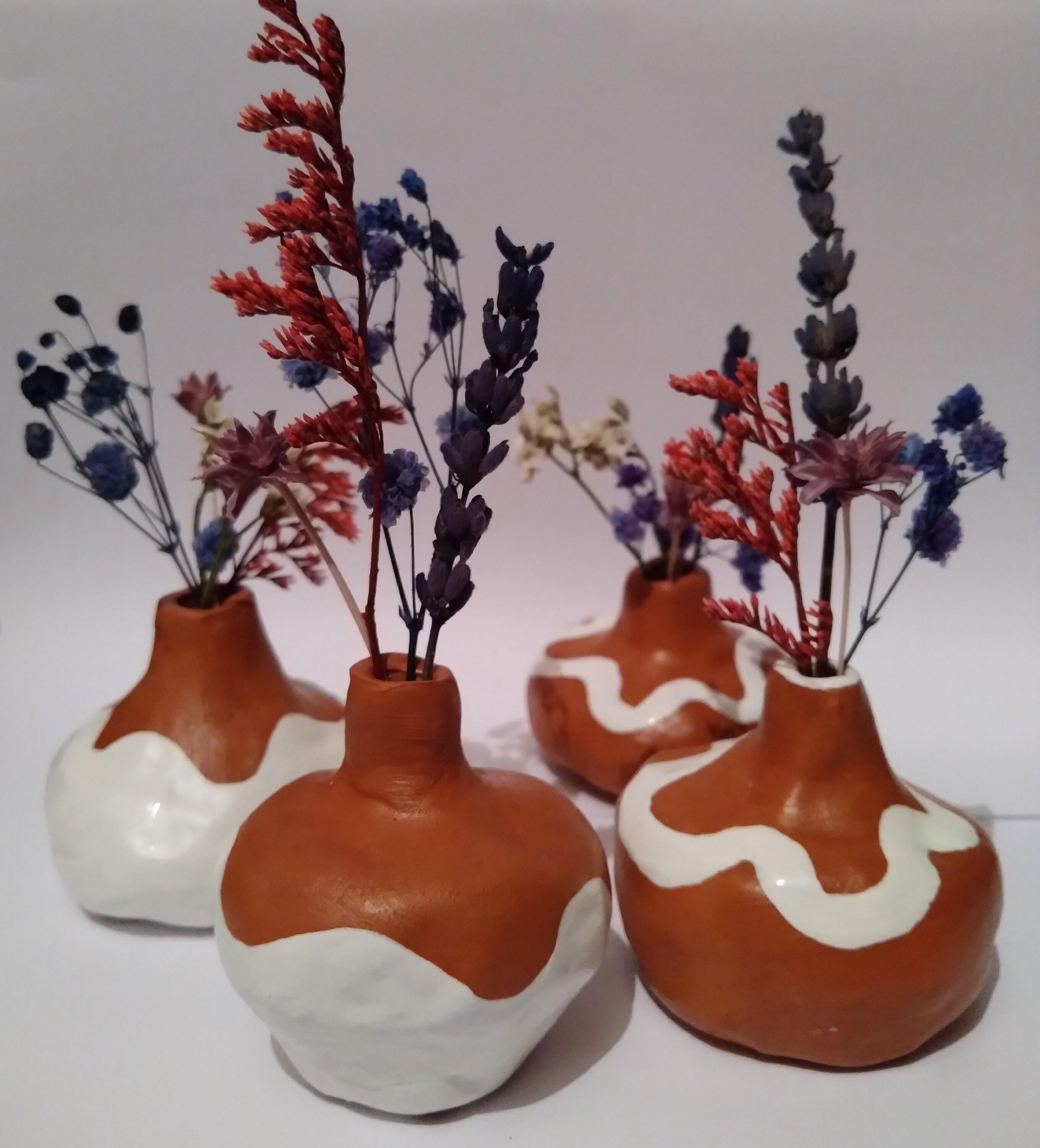 Minis Vases en Argile Crue, Faits à La Main, Vendus avec Leur Bouquet de Fleurs Séchées.