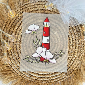 Könnte beinhalten: Eine handgemalte Illustration eines rot-weißen Leuchtturms mit einer weißen Blume auf jeder Seite. Der Leuchtturm ist von grünen Blättern umgeben und der Hintergrund ist hellgrau.