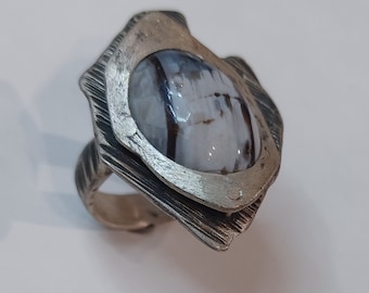 Bijoux créateur bague argent patinée noire agate grise zébrée naturelle pièce unique fait main pour femme et pour Homme.