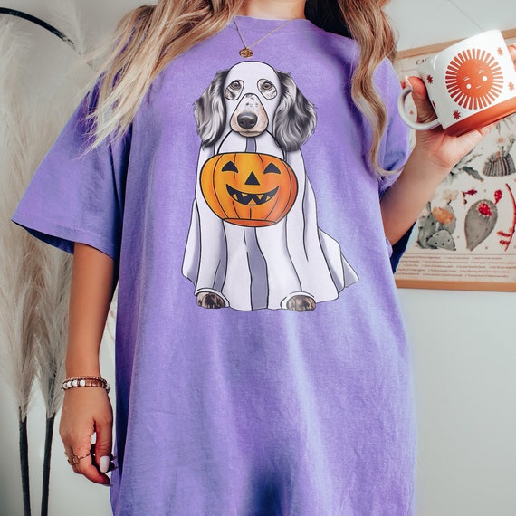 Dachshund(Dapple) Halloween Comfort Colors Tee | Funny Halloween Wiener/Doxie Wearing A Ghost Costume With Pumpkin Basket Unisex T-Shirt