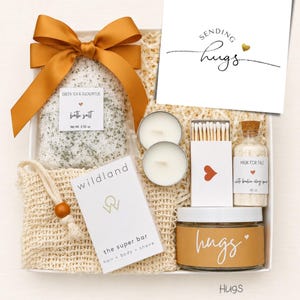 Puede incluir: Una caja de regalo que contiene una bolsa de sales de ba&ntilde;o de t&eacute; verde y eucalipto con un lazo dorado, dos velas de t&eacute;, una caja de cerillas, un frasco de mascarilla de arcilla blanca, una pastilla de jab&oacute;n y una bolsa de malla con una tarjeta.
