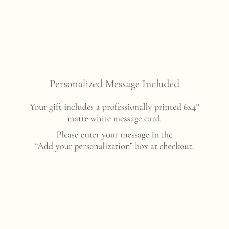Pode incluir: Texto em fundo creme: "Mensagem Personalizada Inclu&iacute;da". Indica que o presente inclui um cart&atilde;o de mensagem branco fosco de 15,24 x 10,16 cm. S&atilde;o dadas instru&ccedil;&otilde;es para inserir a mensagem na caixa "Adicione sua personaliza&ccedil;&atilde;o".