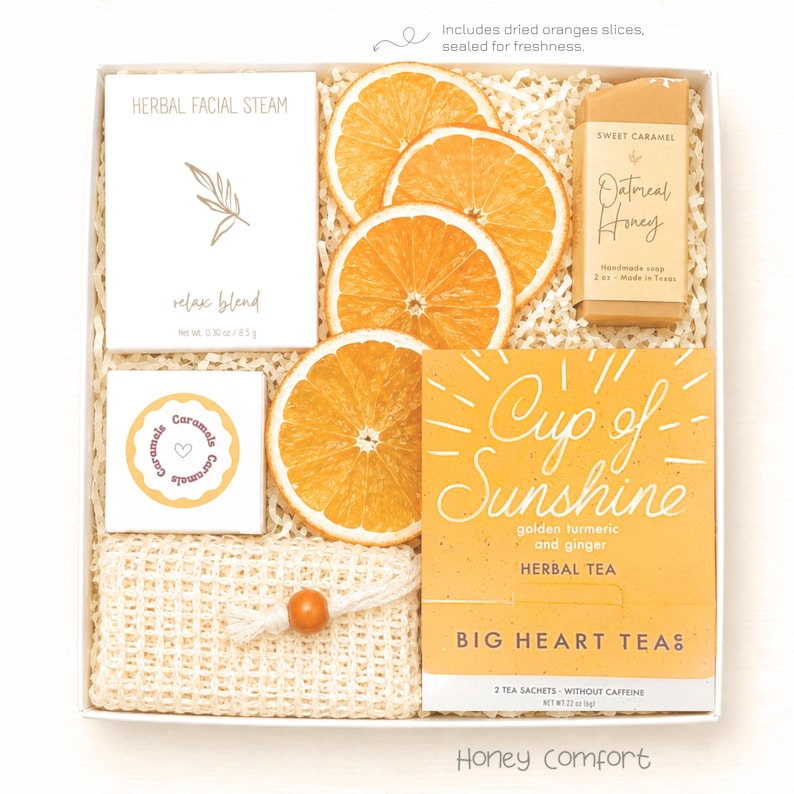 Puede incluir: Una caja de regalo que contiene un paquete blanco etiquetado Herbal Facial Steam, una caja peque&ntilde;a etiquetada Caramels, una bolsa de malla beige, cuatro rodajas de naranja seca, un jab&oacute;n Sweet Caramel Oatmeal Honey y un paquete amarillo Cup of Sunshine.