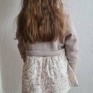 Mädchen Kleid Girlysweater Pullover mit Schößchen Pulloverkleid Waffel-Jersey beige Jersey Blume beige Größe 56-158 Bild 7