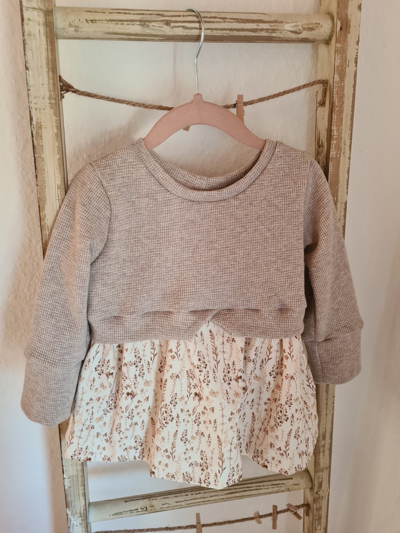 Mädchen Kleid Girlysweater Pullover mit Schößchen Pulloverkleid Waffel-Jersey beige Jersey Blume beige Größe 56-158 milky beige