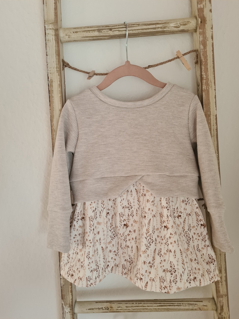 Mädchen Kleid Girlysweater Pullover mit Schößchen Pulloverkleid Waffel-Jersey beige Jersey Blume beige Größe 56-158 helles beige