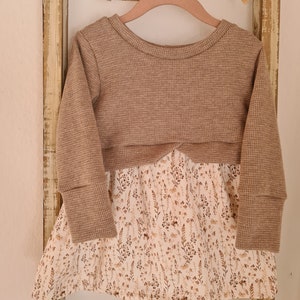 Mädchen Kleid Girlysweater Pullover mit Schößchen Pulloverkleid Waffel-Jersey beige Jersey Blume beige Größe 56-158 smoky beige