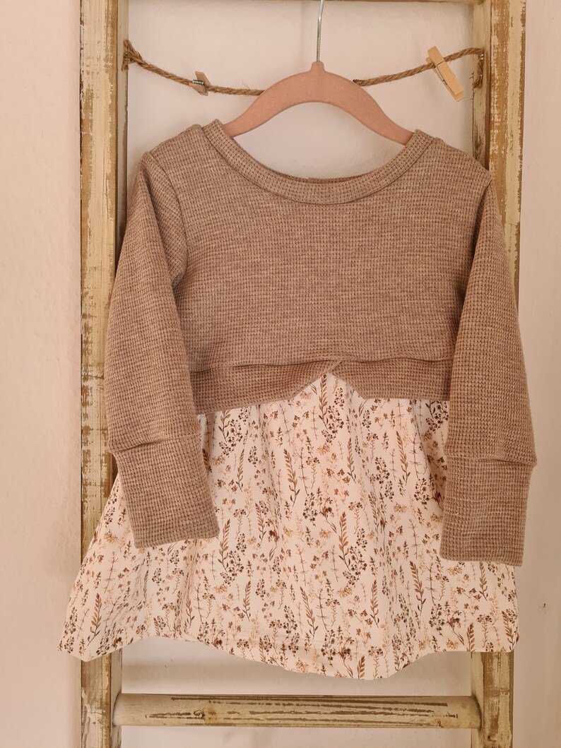Mädchen Kleid Girlysweater Pullover mit Schößchen Pulloverkleid Waffel-Jersey beige Jersey Blume beige Größe 56-158 smoky beige