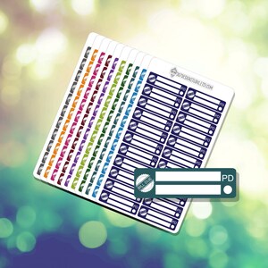 Puede incluir: Un conjunto de 12 hojas de pegatinas para planificadores imprimibles en una variedad de colores, que incluyen gris, naranja, rojo, morado, verde, azul y azul verdoso. Cada hoja presenta un patrón repetitivo de pegatinas rectangulares con el texto "BILL DUE" y "PD" en un círculo. Las pegatinas están diseñadas para usar en un planificador o diario.