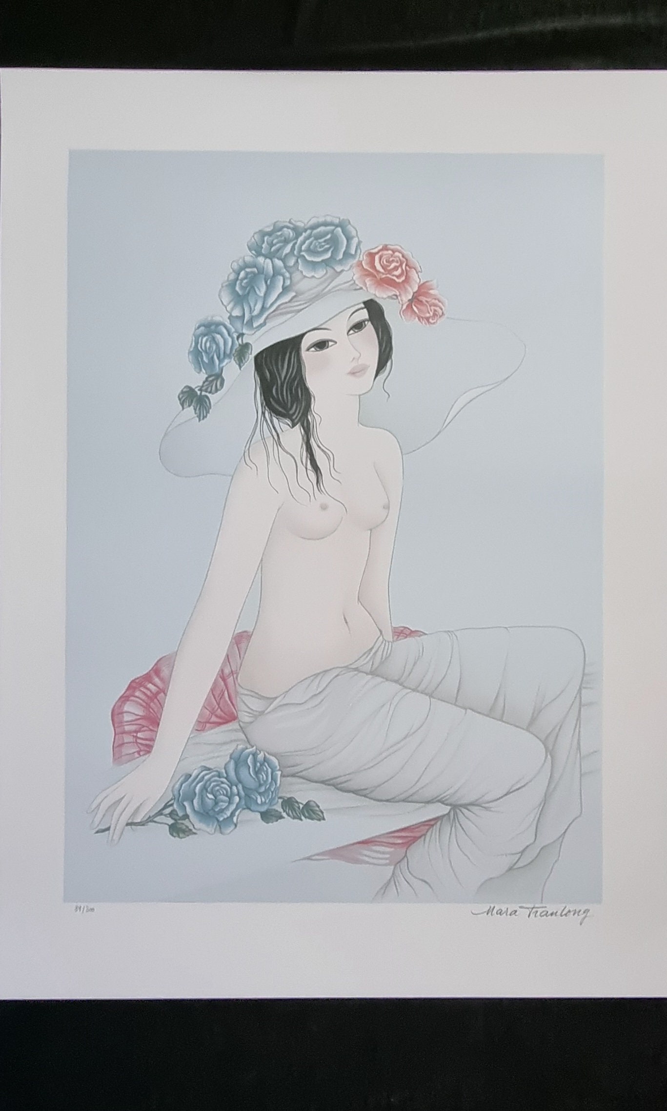 Mara Tran Long "Nu aux blue roses" Lithograph numbered and signed, dimensions 56 x 76 cm.