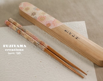 Handgemaakte Japanse eetstokjes, verjaardag, handgeschilderde houten kist, gepersonaliseerde gegraveerde eetstokjes/feestcadeaus/trouwbedankjes, huwelijkscadeau, C301