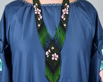 Fleur verte et blanche perlée, collier ukrainien, collier de perles Gerdan avec motif national ukrainien en ukrainien traditionnel, avec boucle d'oreille