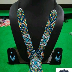 Collier Choker perlé africain fait à la main | Chunky| | ethnique | tribale Collier multicolore | | unique Collier Femme Africaine avec boucle d’oreille