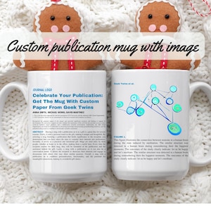 以下が含まれることがあります： 白いセラミック製のマグカップで、出版物の発表を祝う科学雑誌の記事の白黒画像が描かれています。マグカップには右側に持ち手が付いています。マグカップのテキストは「Celebrate Your Publication: Get The Mug With Custom Paper From Geek Twins」です。