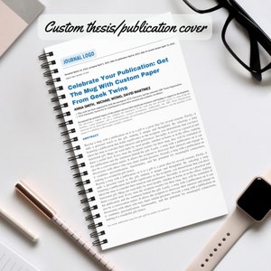 以下が含まれることがあります： 「出版を祝いましょう: Geek Twinsからカスタムペーパー付きマグカップを手に入れましょう」というタイトルのジャーナルの表紙のクローズアップ。表紙は白地に黒文字で、上に本が置かれたマグカップのカラフルなイラストが描かれています。ジャーナルは、「要約」というタイトルのページを開いており、出版物を添えたマグカップをプレゼントすることの利点について書かれたテキストが掲載されています。