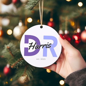 Doctor est 2023 ornamento in metallo blu / regalo medico di Natale / regalo di laurea medico / ornamento personalizzato / regalo di dottorato o medico