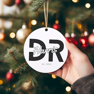 Doctor est 2023 rood metalen ornament | Kerstdoktercadeau | Dokter Afstudeercadeau | Gepersonaliseerde sieraad | PhD of arts cadeau